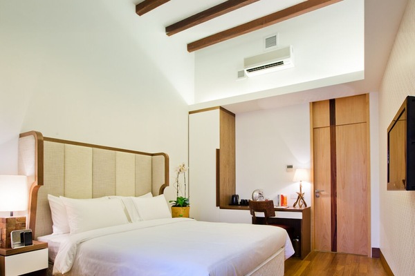 Sultan Room | Minibar, in-room safe, desk, blackout drapes