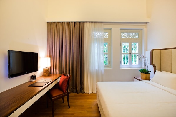 Sultan Room | Minibar, in-room safe, desk, blackout drapes - The Sultan (Singapore)