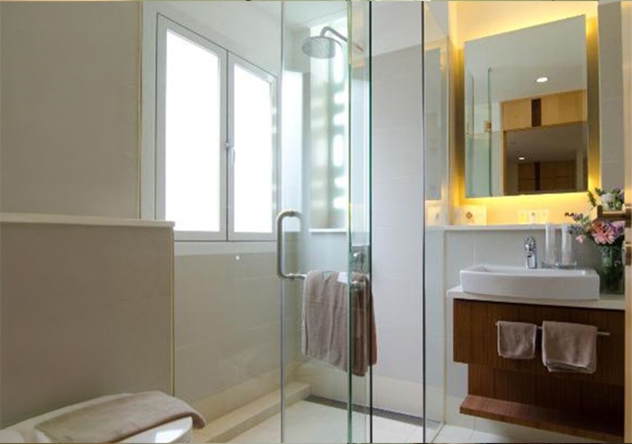 The Sultan Loft | Bathroom | Shower, hair dryer, slippers, towels