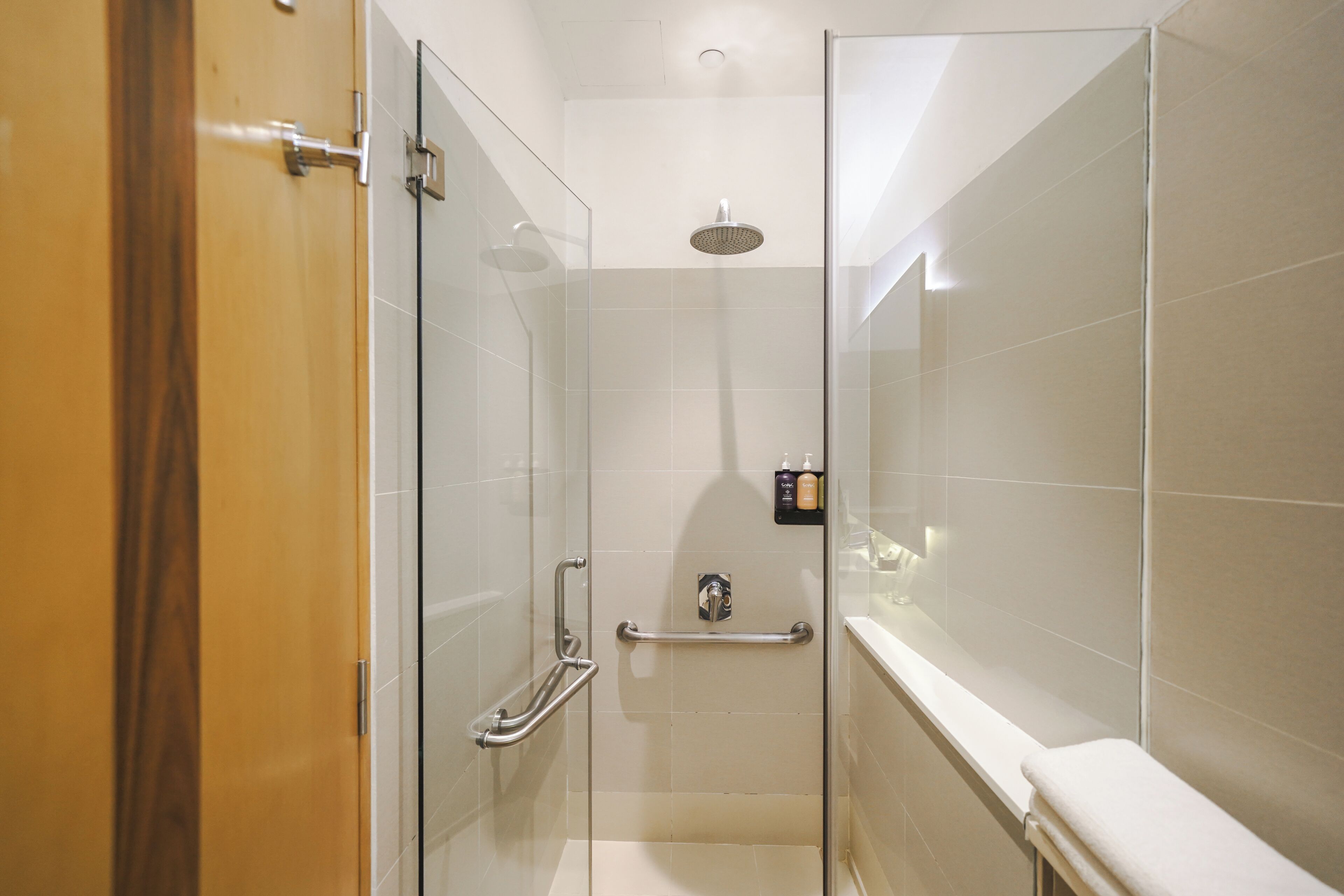 Family Suite | Bathroom | Shower, hair dryer, slippers, towels