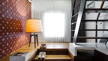Minibar, caja de seguridad en la habitación y escritorio