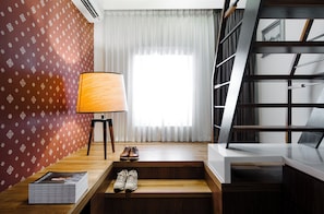Loft Deluxe, non-fumeurs | Minibar, coffres-forts dans les chambres, bureau, rideaux occultants