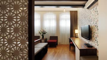 Habitación Premier, 1 cama de matrimonio grande (The Puteri) | Minibar, caja fuerte, escritorio y cortinas opacas