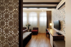 Minibar, in-room safe, desk, blackout curtains - The Sultan (Singapore)