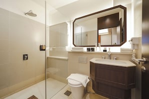 Familien-Suite | Badezimmer | Dusche, Haartrockner, Hausschuhe, Handtücher