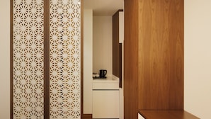 Kamar Premier, 1 Tempat Tidur King (The Puteri) | Minibar, brankas, meja kerja, dan tirai kedap cahaya