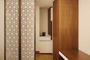 Habitación Premier, 1 cama King size (The Puteri) | Minibar, caja de seguridad en la habitación y escritorio