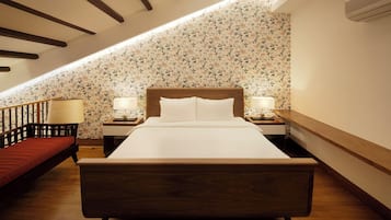 The Sultan Loft | Minibar, in-room safe, desk, blackout curtains
