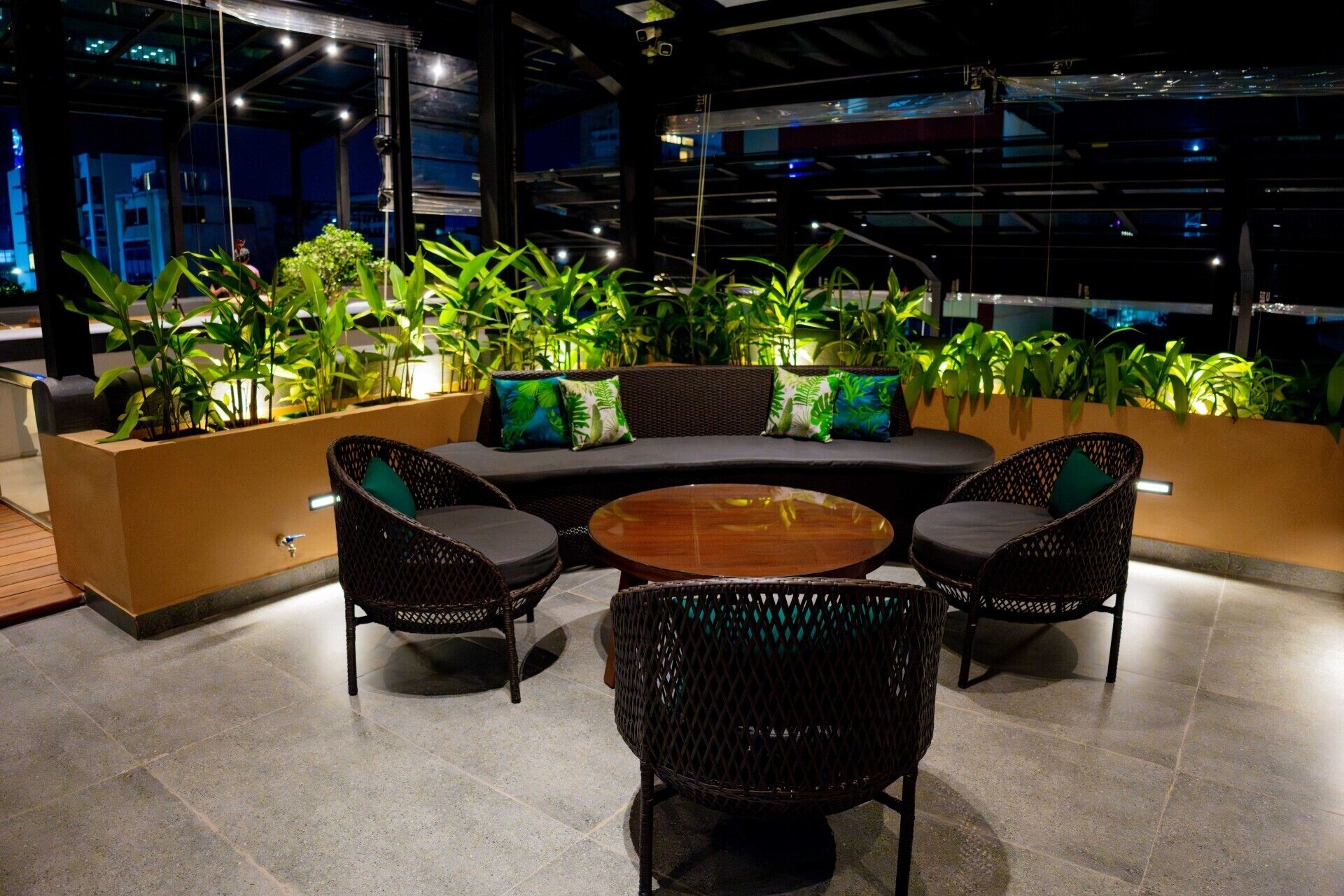 breakfast, lunch, dinner served; italian cuisine