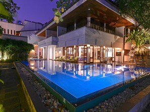 2 kolam renang outdoor, dengan kursi berjemur