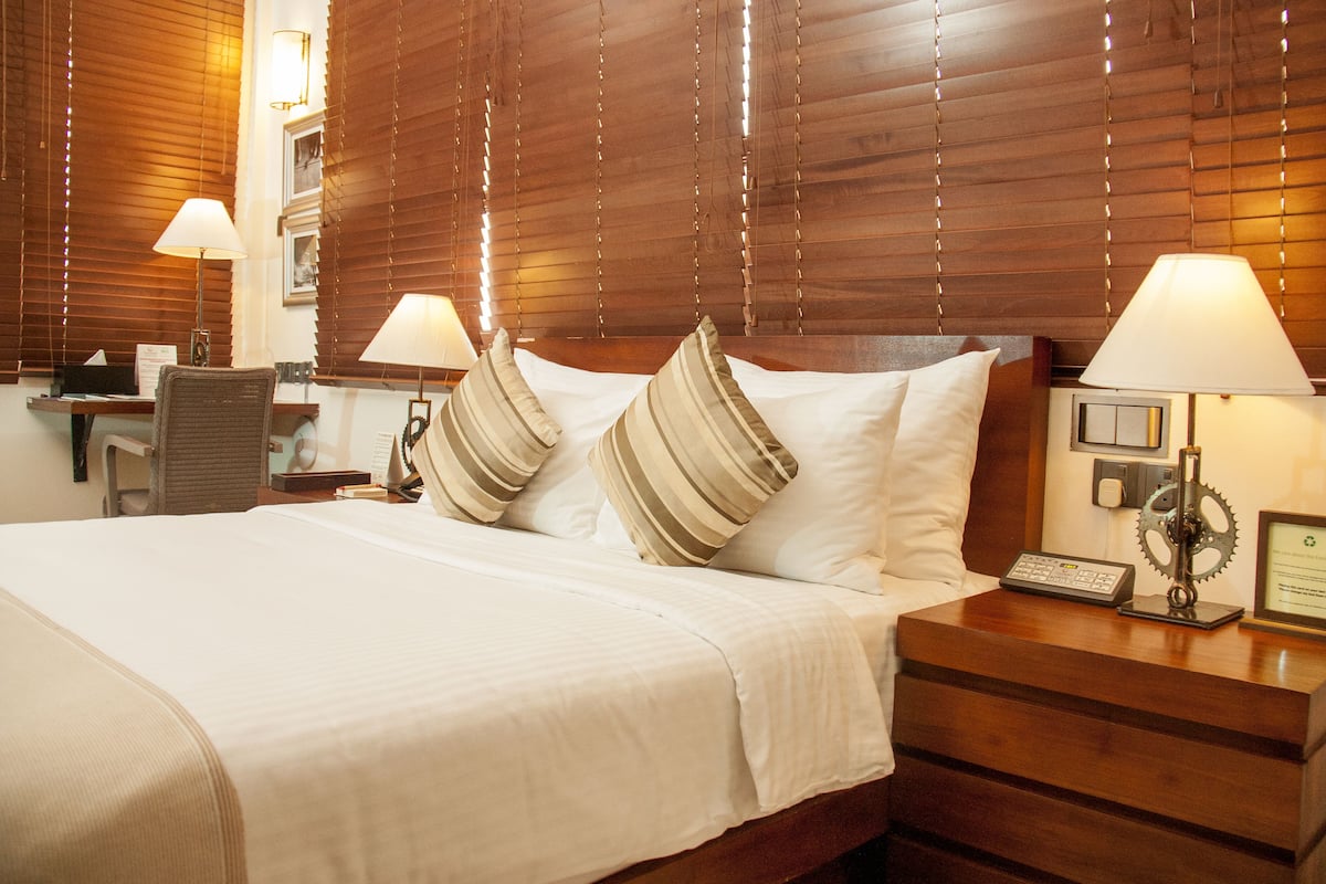 premium bedding, minibar, in-room safe, desk