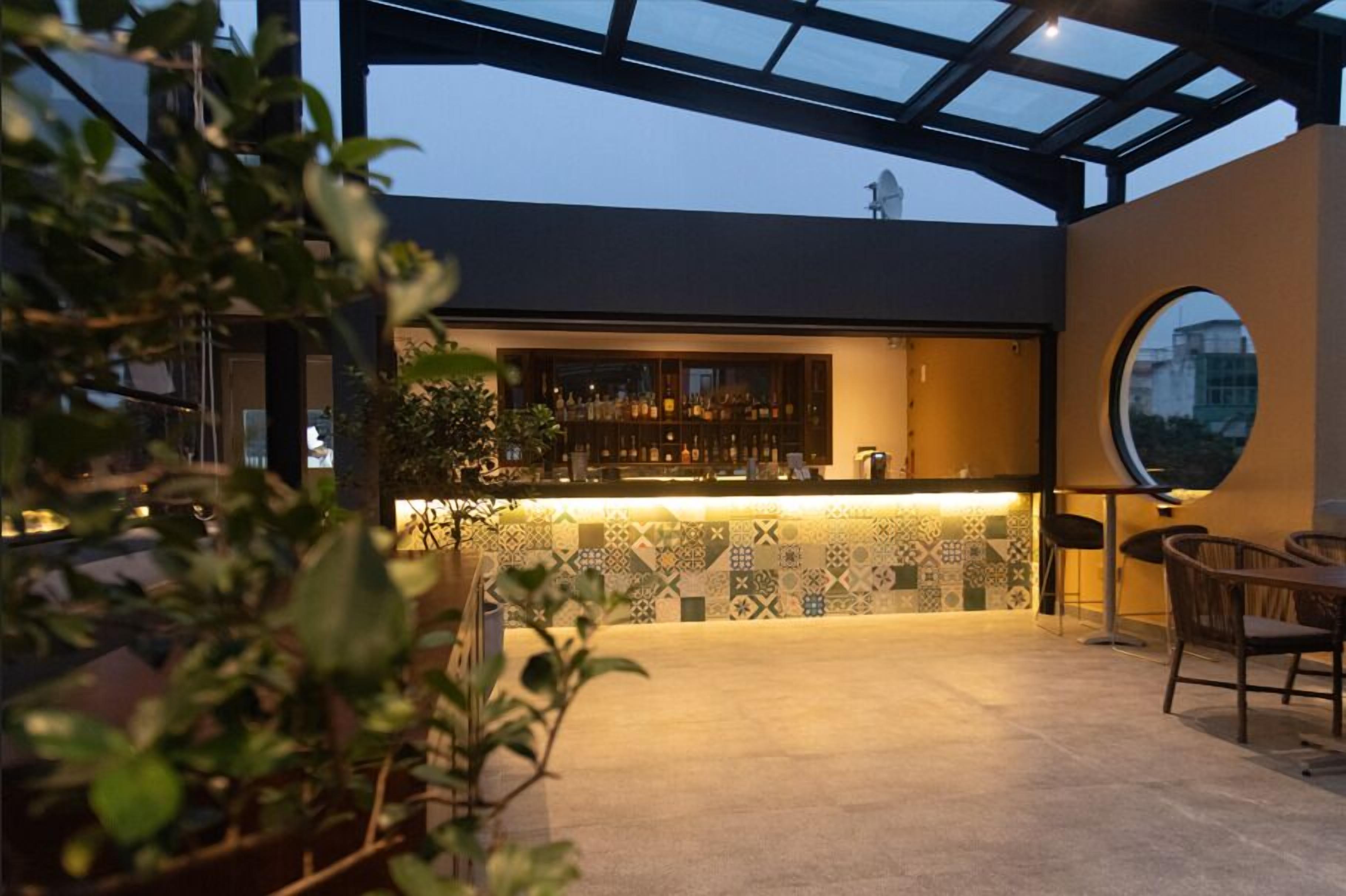 breakfast, lunch, dinner served; italian cuisine