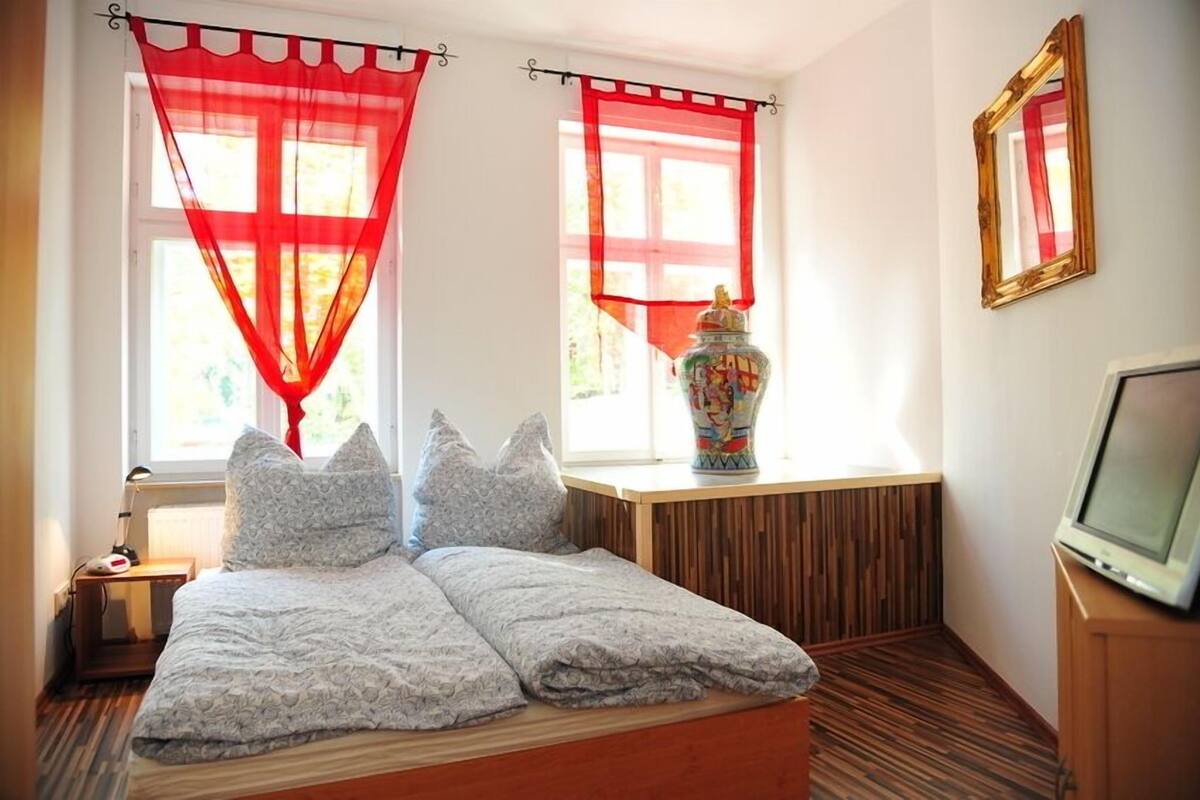 Double Room, Shared Bathroom, Park View | Individually decorated, individually furnished, blackout drapes