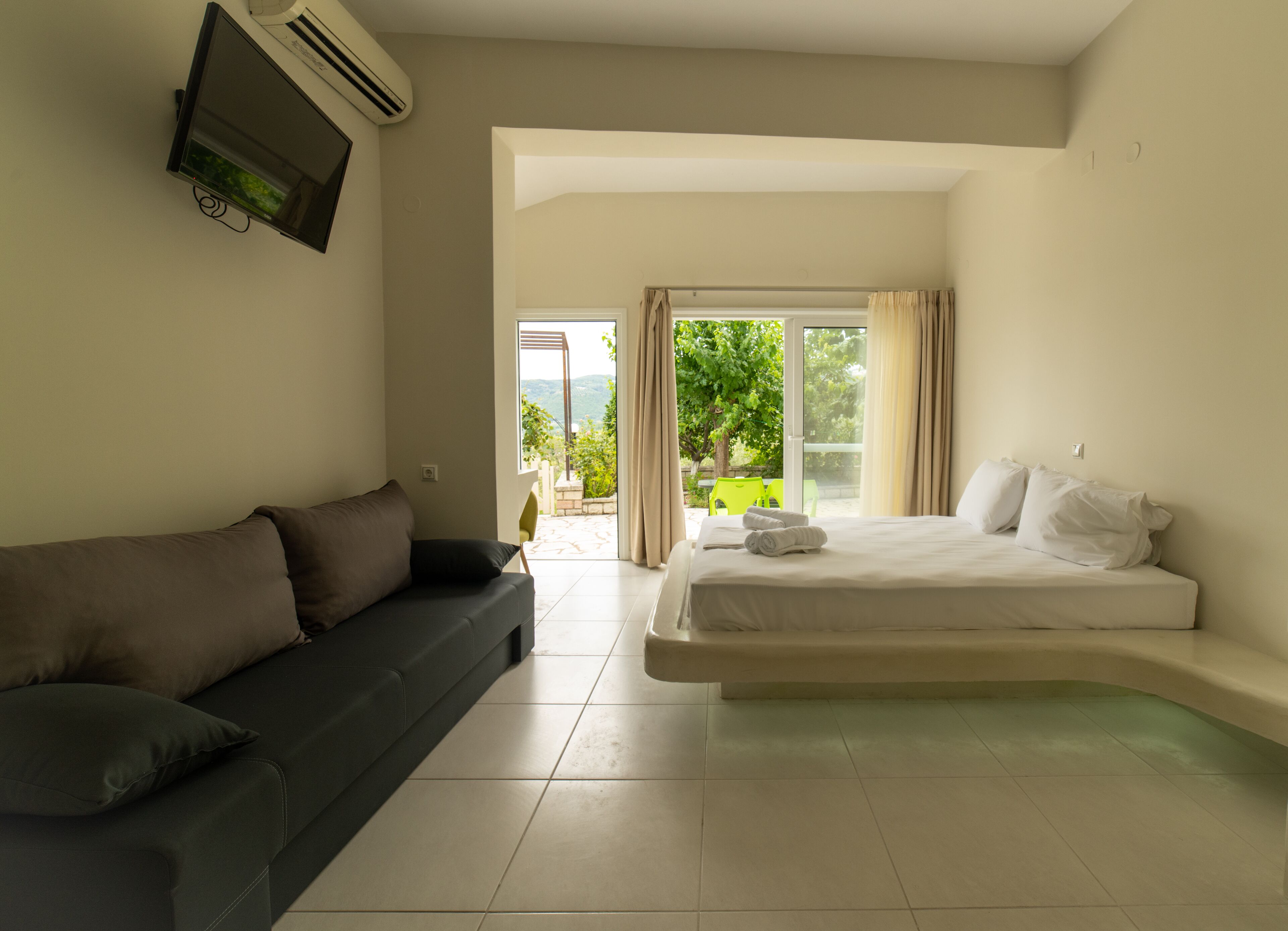 Deluxe Studio, 1 Queen Bed with Sofa bed | Living room | LED TV