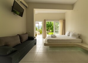 Deluxe-studio, 1 keskisuuri parisänky ja vuodesohva | Olohuone | LED-televisio