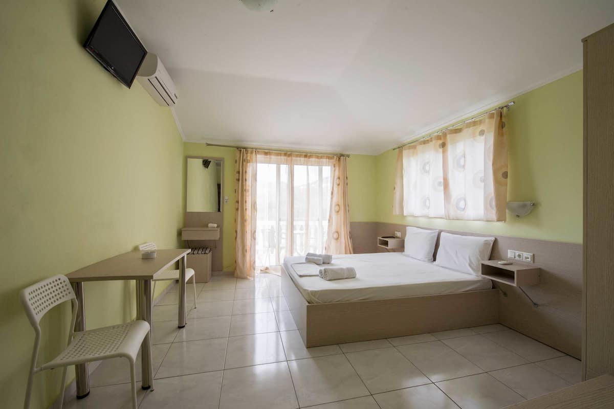 Superior Double Room, Sea View | Desk, soundproofing, free WiFi, bed sheets