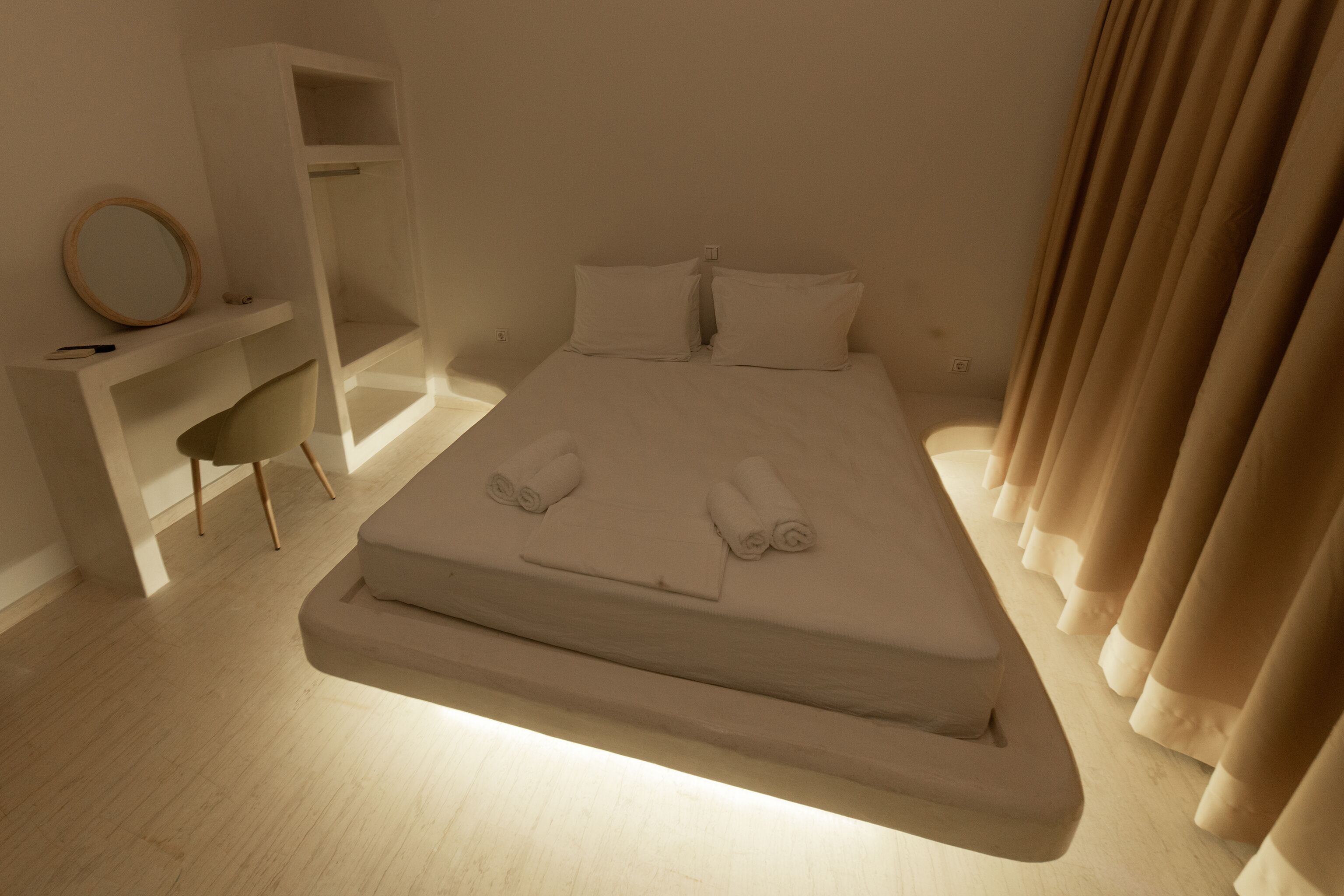 Estudio Deluxe, 1 cama de matrimonio con sofá cama | Zona de estar | Una televisión LED