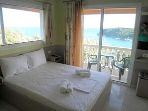 Desk, soundproofing, free WiFi, bed sheets - Kanali Village (Parga)
