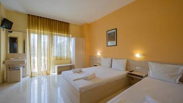 Habitación triple superior, varias camas, vista al jardín | Escritorio, insonorización, wifi gratis y ropa de cama