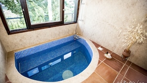 Indoor spa tub - Ambelikos Traditional AgroHotel (Potamitissa)