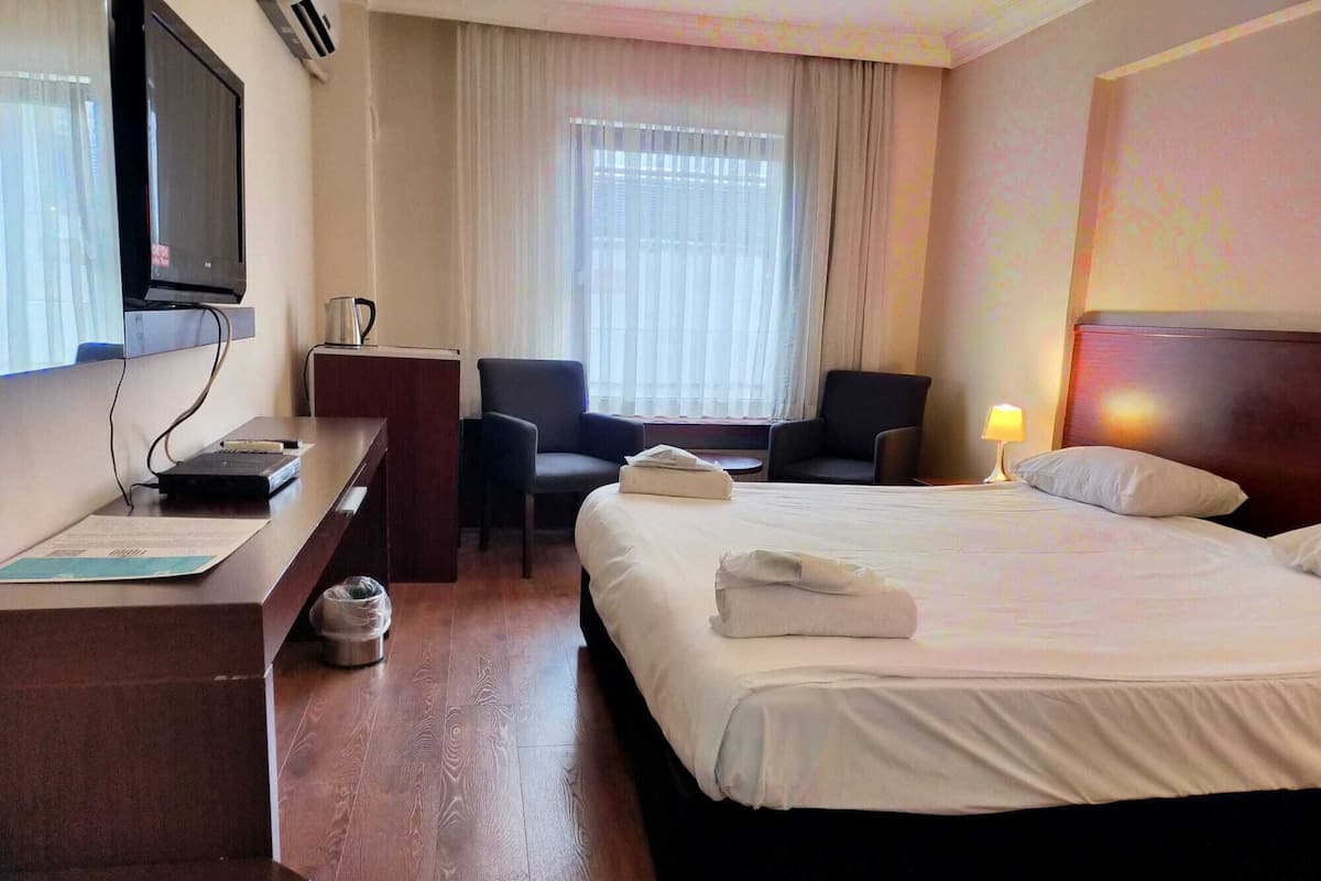 Standaard kamer | Een minibar, een kluis op de kamer, verduisterende gordijnen