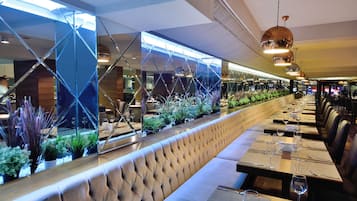 Lunch and dinner served, international cuisine