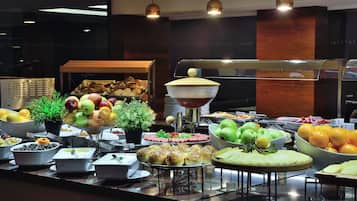 Lunch and dinner served, international cuisine