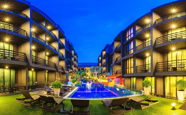 Outdoor pool, open 7 AM to 10 PM, pool umbrellas, pool loungers