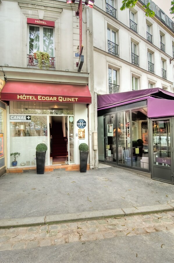Front of property - Hotel Edgar Quinet (Paris)