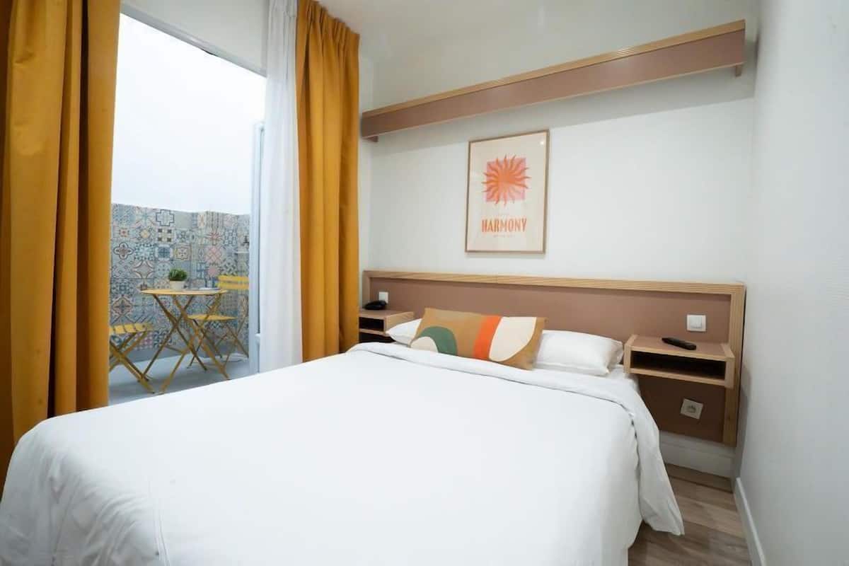 أغطية فراش متميزة وخزنة داخل الغرفة وتجهيزات عازلة للصوت وواي فاي مجانًا