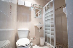 تجهيزات دش، مستلزمات مجانية للعناية الشخصية، مجففات شعر، مناشف