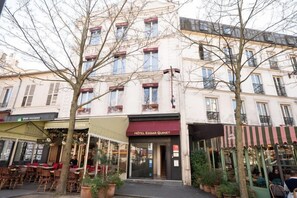 Premium bedding, in-room safe, soundproofing, free WiFi - Hotel Edgar Quinet (Paris)