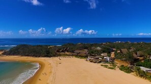Sur la plage, sable blanc, massage sur la plage, plongée sous-marine