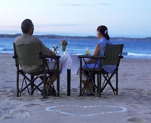 Déjeuner, dßner et souper servis sur place, vue sur la plage