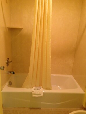 Deep soaking bathtub - Scottish Inns Fort Worth (Fort Worth)