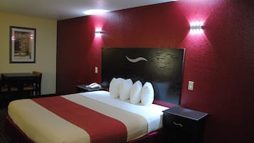 Escritorio, tabla de planchar con plancha, wifi gratis y ropa de cama