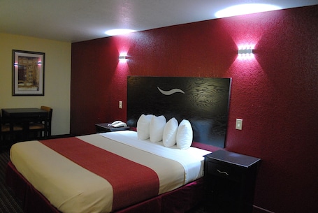 Escritorio, tabla de planchar con plancha, wifi gratis y ropa de cama