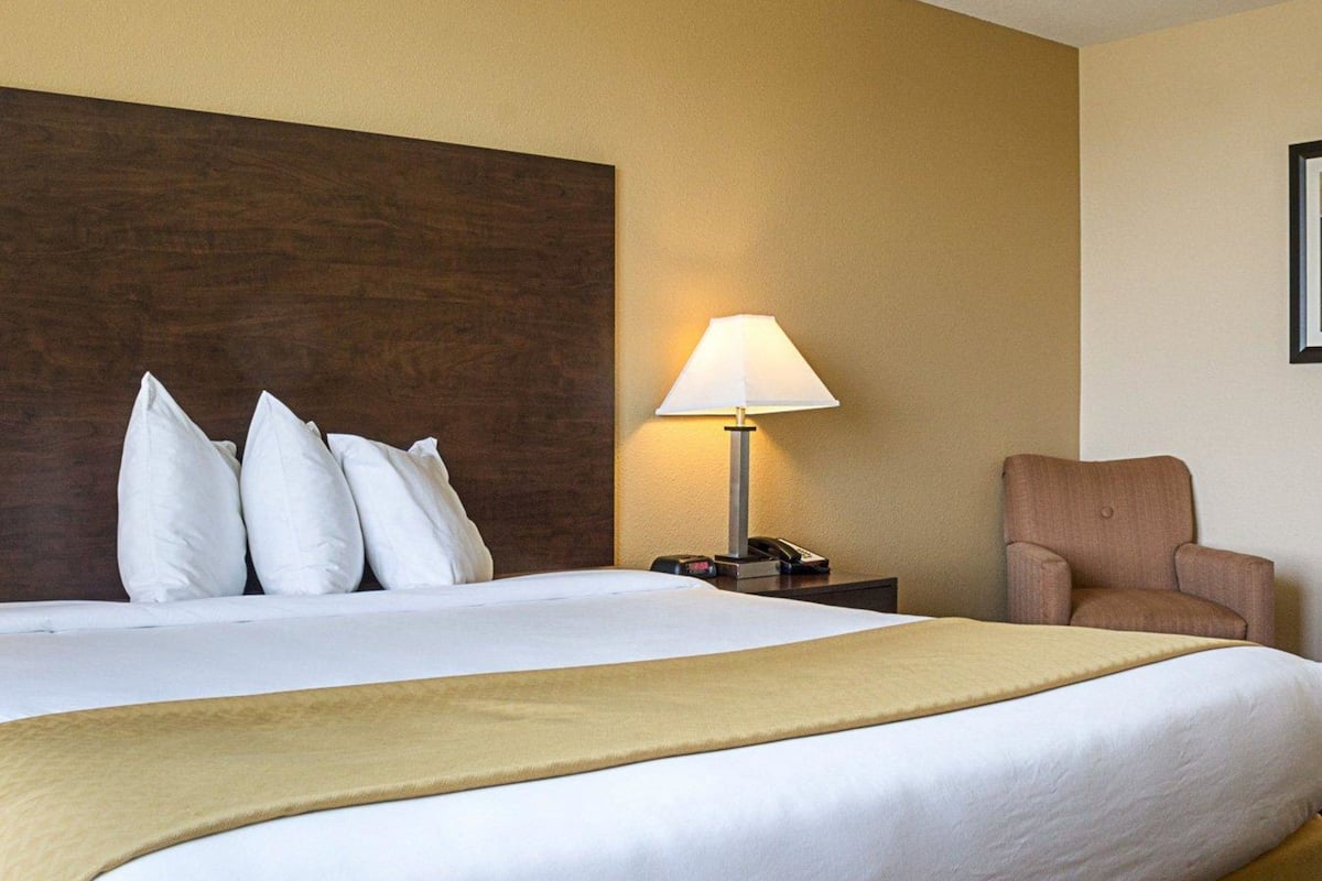 in-room safe, desk, laptop workspace, blackout curtains