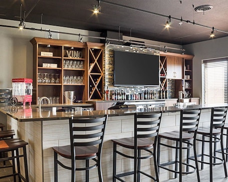 Bar (on property). Quality Inn & Suites Minot North