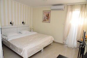 Habitación individual | Ropa de cama hipoalergénica, minibar, caja fuerte y escritorio