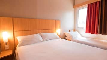 Quarto standard, várias camas | Frigobar, escrivaninha, cortinas blackout, quartos à prova de som