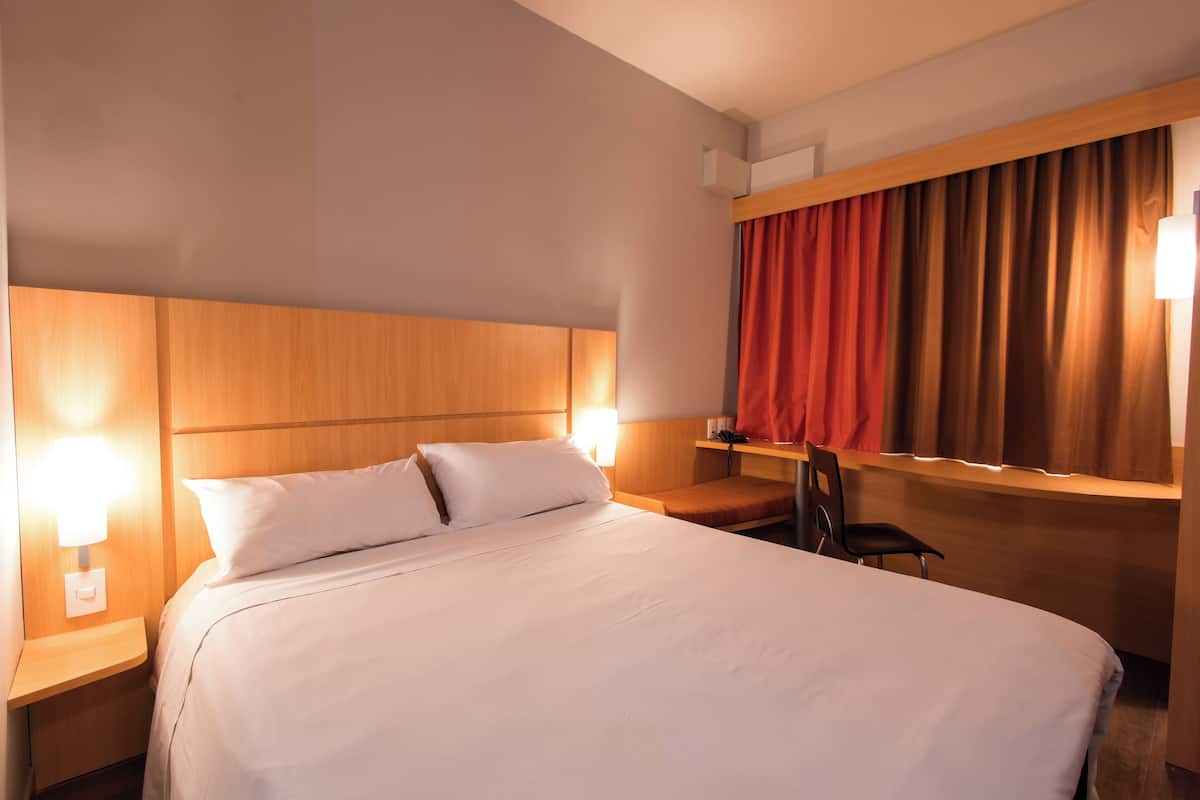 standard room, 1 double bed | minibar, desk, blackout curtains, soundproofing