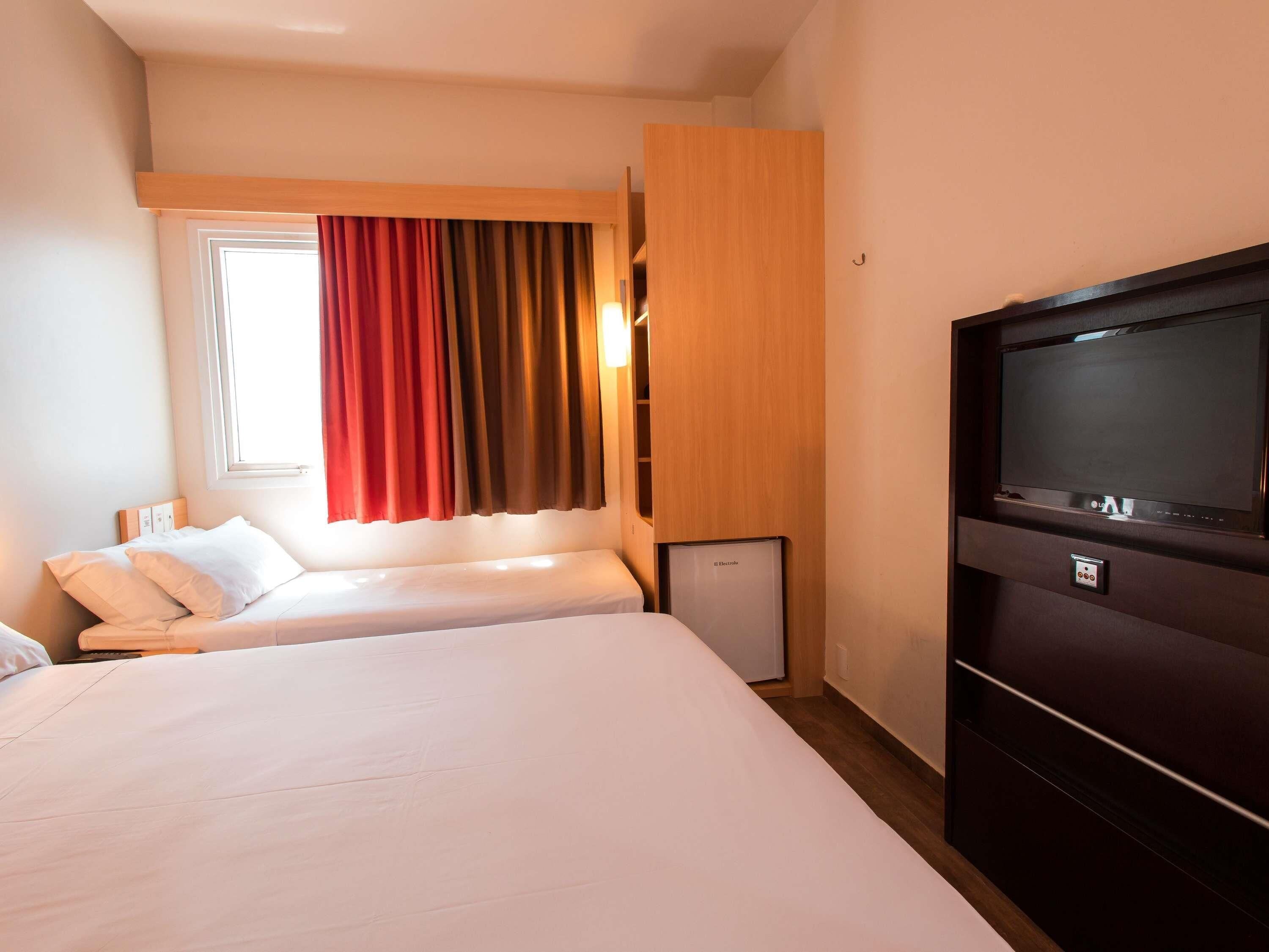 standard room, multiple beds | minibar, desk, blackout curtains, soundproofing