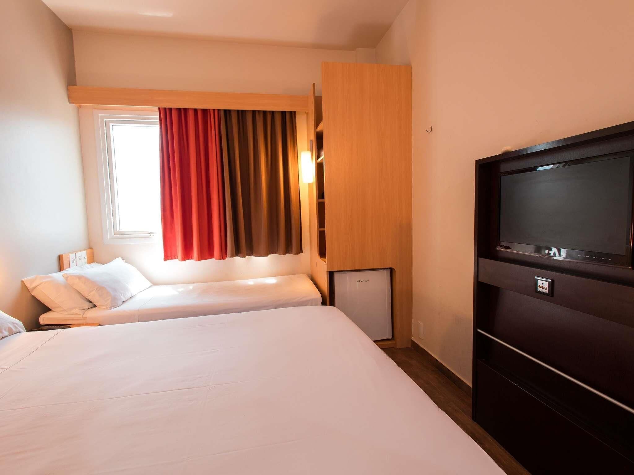 Standard Room, Berbilang Katil | Bar mini, meja, langsir/tirai gelap terus, kalis bunyi 
