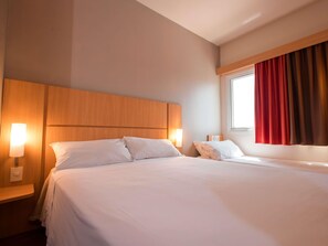 Rom – standard, flere senger | Minibar, skrivebord, blendingsgardiner og lydisolert