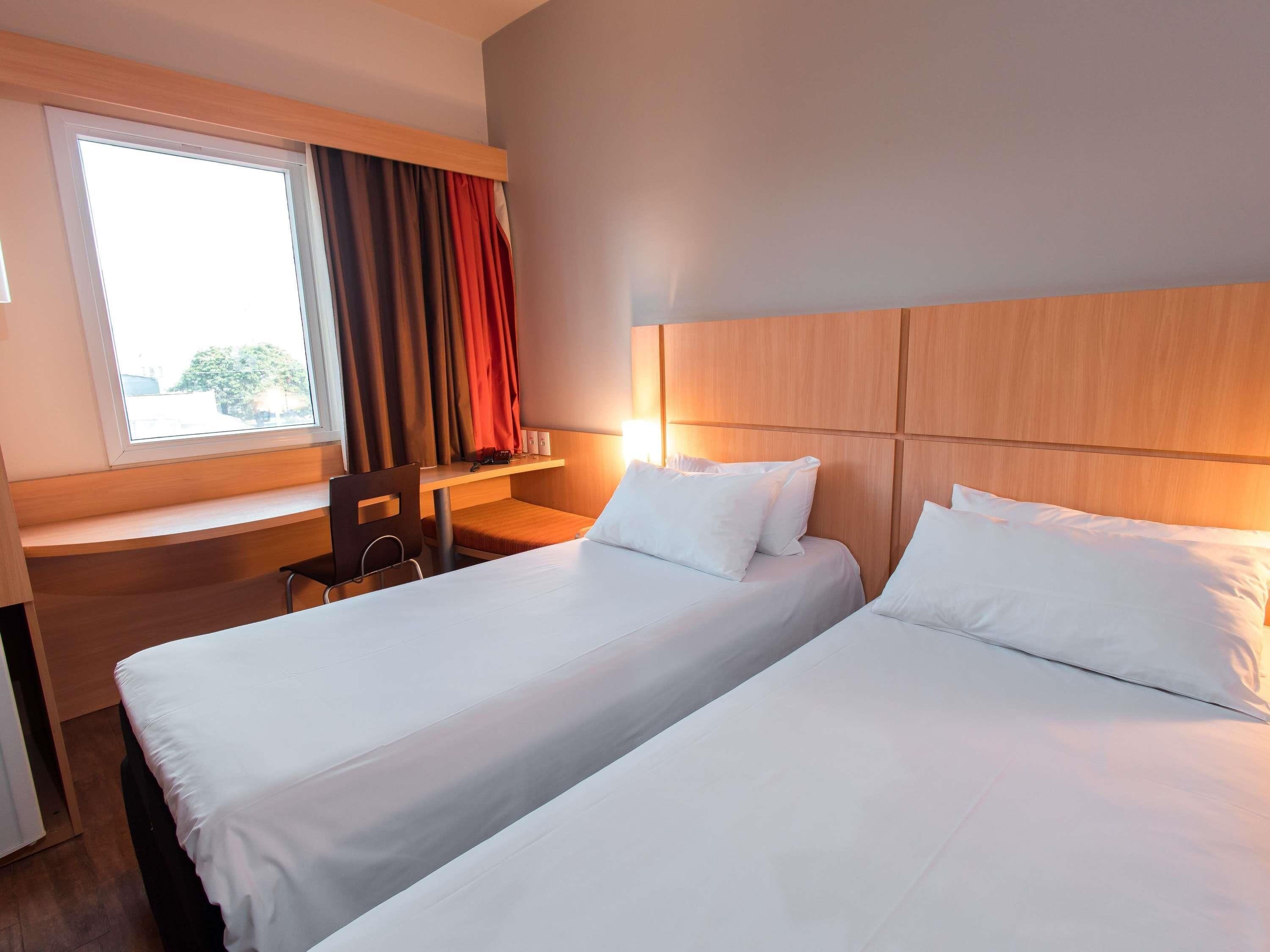 standard room, 2 single beds | minibar, desk, blackout curtains, soundproofing