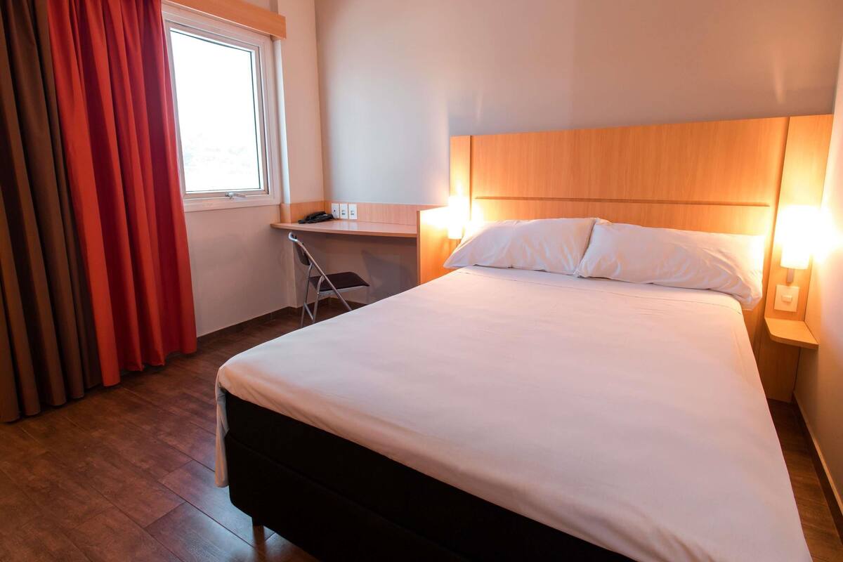 Rom – standard, 1 dobbeltseng | Minibar, skrivebord, blendingsgardiner og lydisolert