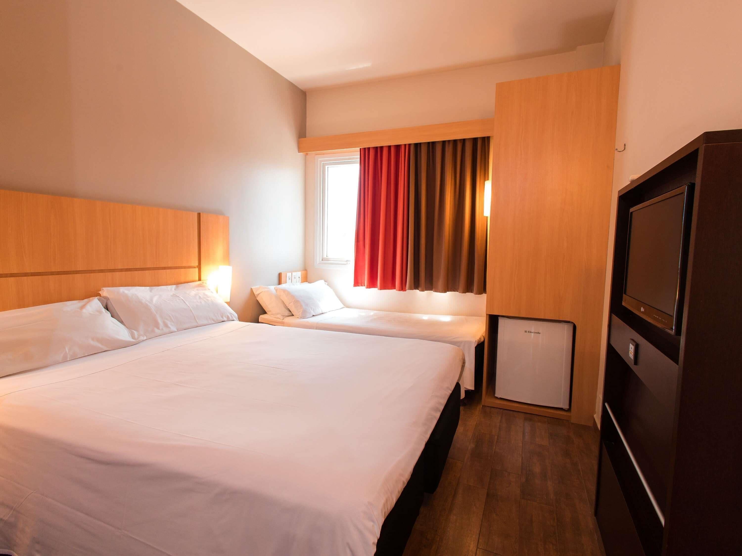 standard room, multiple beds | minibar, desk, blackout curtains, soundproofing