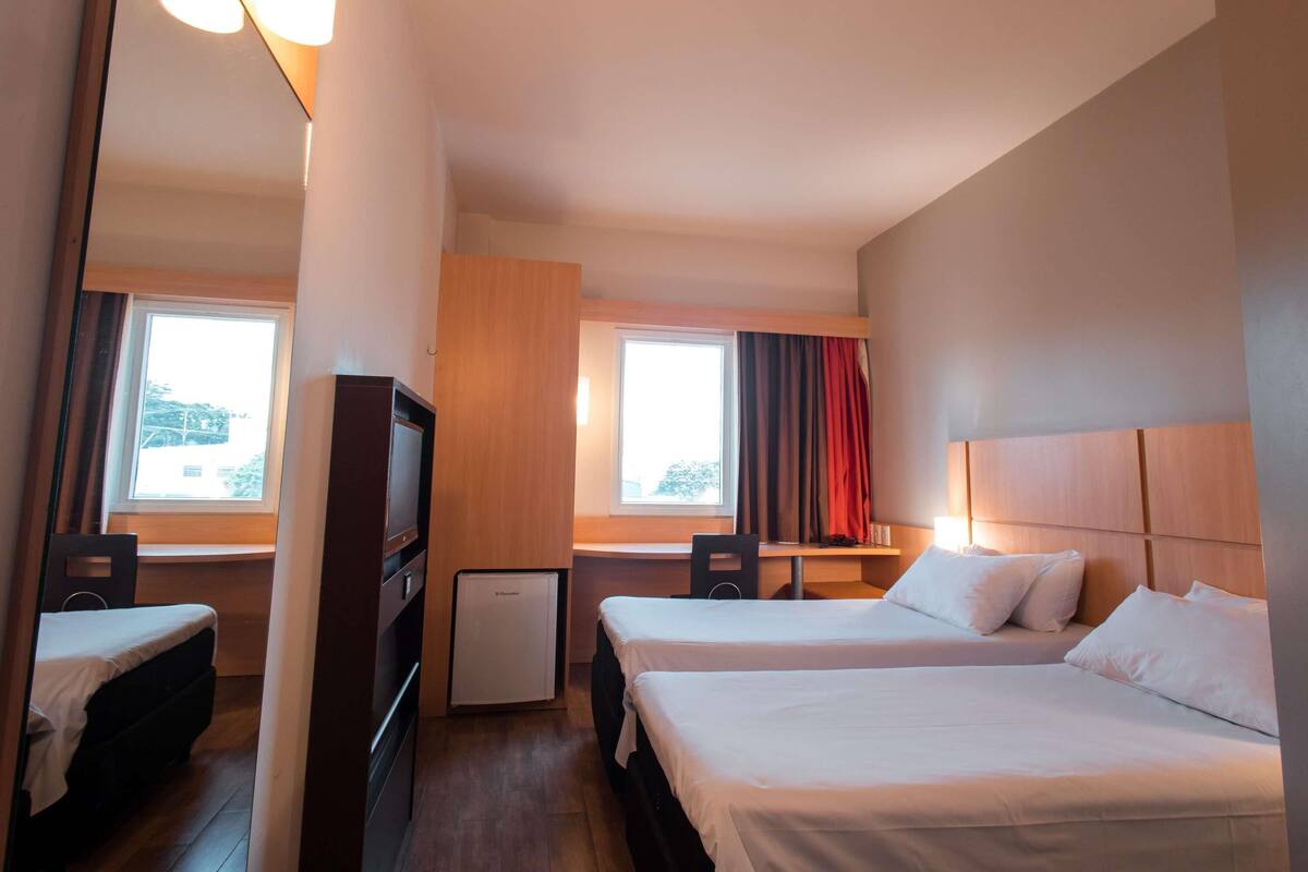 Rom – standard, 2 enkeltsenger | Minibar, skrivebord, blendingsgardiner og lydisolert