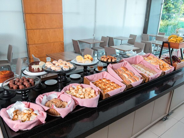 Desayuno completo (BRL 53 por persona) 